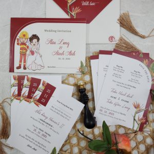 Thiệp cưới chibi hoa thiên điểu – trẻ trung, độc đáo và đầy cá tính.