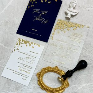 Thiệp cưới mica tone xanh – trong trẻo, hiện đại và đầy ấn tượng.
