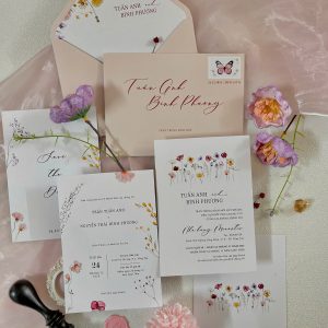 Ngọt ngào như nắng sớm, dịu dàng như cánh hoa – thiệp cưới hồng hoa lá cho ngày yêu trọn vẹn.
