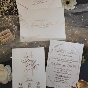 Thiệp cưới trắng – biểu tượng của sự tinh khôi và phong cách tối giản hiện đại.