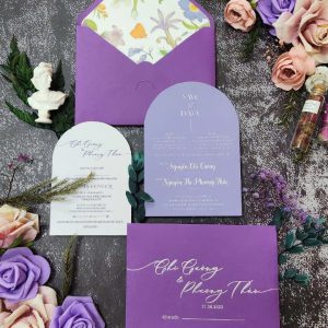Thiệp cưới tím đậm – sang trọng, sâu lắng và đầy cuốn hút.