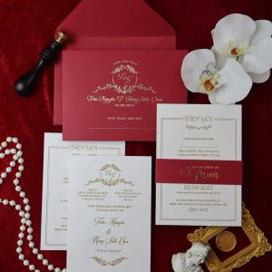 Đỏ truyền thống, nét hiện đại – hoà quyện quá khứ và hiện tại trong từng tấm thiệp.